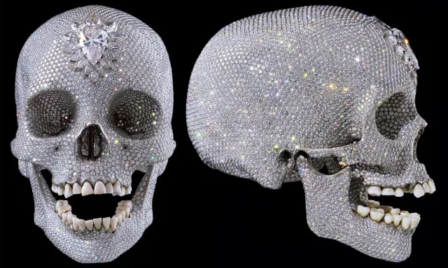 Cráneo cubierto de diamantes, ¡por el amor de Dios! Brilla intensamente con miles de gemas incrustadas, mostrando una opulencia deslumbrante.