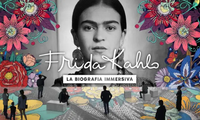 Retrato de Frida Kahlo rodeado de flores vibrantes. La imagen promociona "La Biografía Inmersiva", invitando a descubrir quién fue Frida Kahlo.
