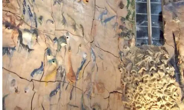 Detalle de la obra de Miquel Barceló en La Seu, con figuras abstractas y una ventana.
