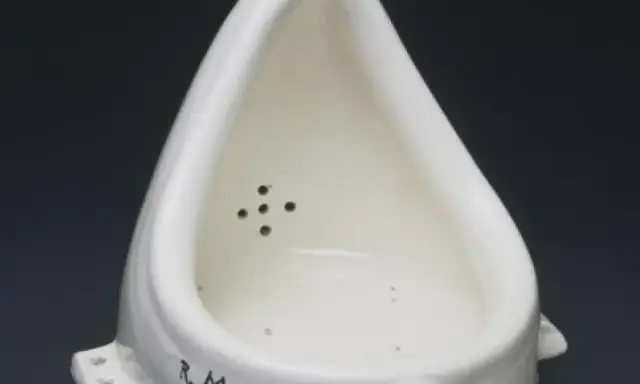 El urinario Fountain de Marcel Duchamp, una obra icónica que desafía la percepción del arte.