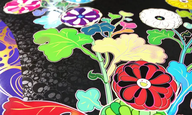 Flores vibrantes y hojas verdes sobre un fondo negro con calaveras, un estilo característico de las obras de Takashi Murakami.