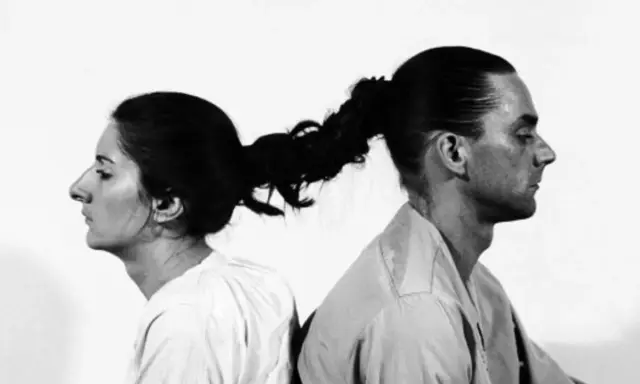 Obras de arte de Marina Abramović: mujer y hombre unidos por el pelo, mirándose en direcciones opuestas.