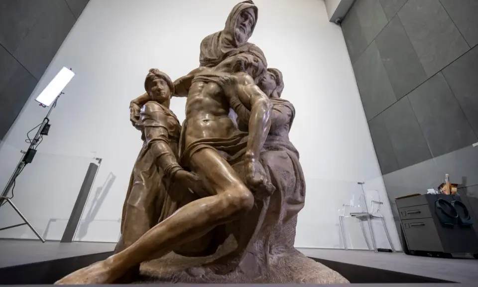 La Piedad de Bernini, una escultura de mármol que representa a Cristo muerto en brazos de María, con otras figuras.