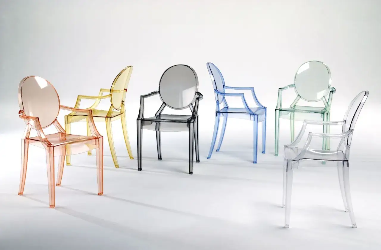 Seis sillas famosas de arquitectos en tonos transparentes: rosa, amarillo, gris, azul, verde y cristal.