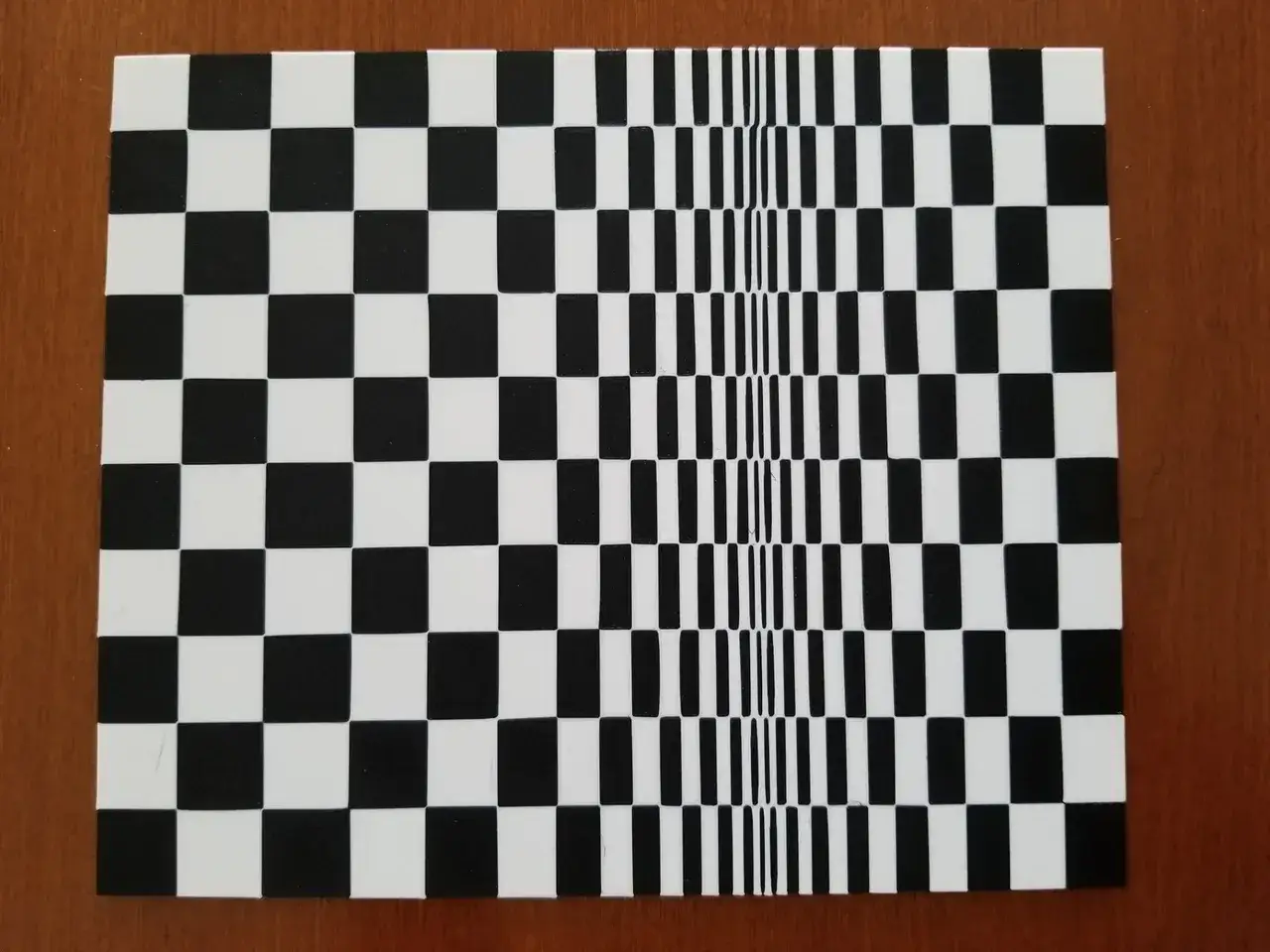 Patr&oacute;n de tablero de ajedrez con un efecto visual de movimiento en cuadrados, donde las l&iacute;neas se estrechan hacia la derecha.