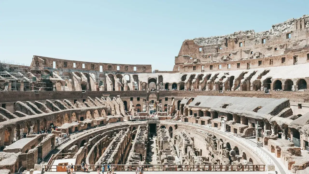 Vista interior del Coliseo romano, con sus ruinas y arcos, imaginando donde se sentaba el emperador en el coliseo.