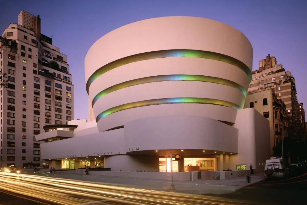 El ic&oacute;nico Museo Guggenheim, una de las estructuras dise&ntilde;adas por Frank Lloyd Wright, con su espiral distintiva y luces de ne&oacute;n.