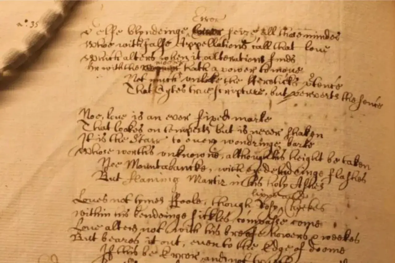 Manuscrito antiguo con poemas que escribi&oacute; William Shakespeare. La caligraf&iacute;a es cursiva y el papel amarillento.