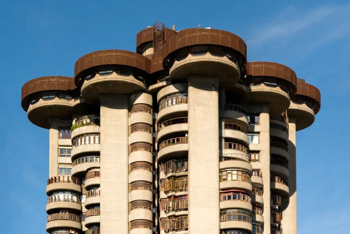 Edificio de hormig&oacute;n con balcones curvos y techos circulares, un ejemplo ic&oacute;nico de que es el brutalismo.