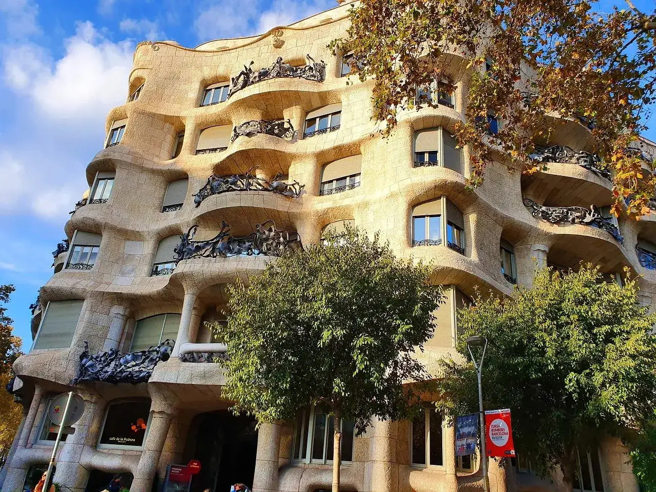 Edificio de estilo art nouveau de Gaud&iacute;, con fachadas onduladas y balcones de hierro forjado.