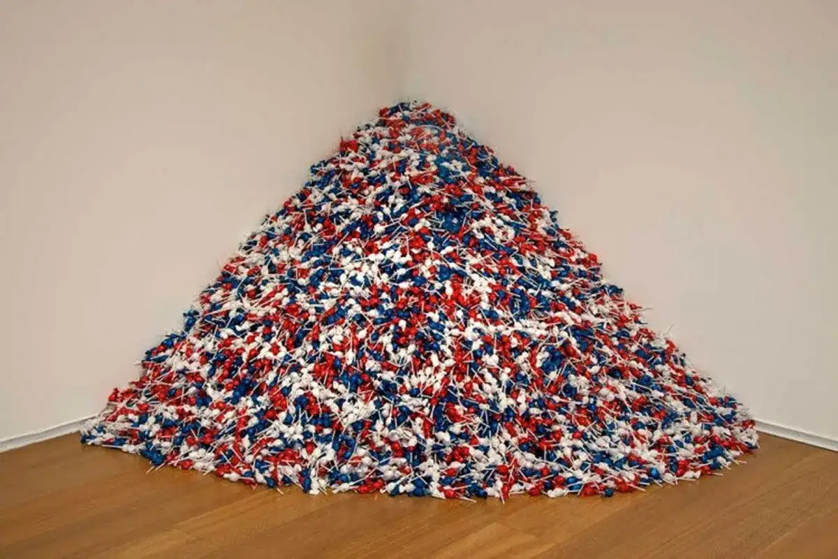 Monta&ntilde;a de caramelos de Felix Gonzalez Torres en rojo, blanco y azul.
