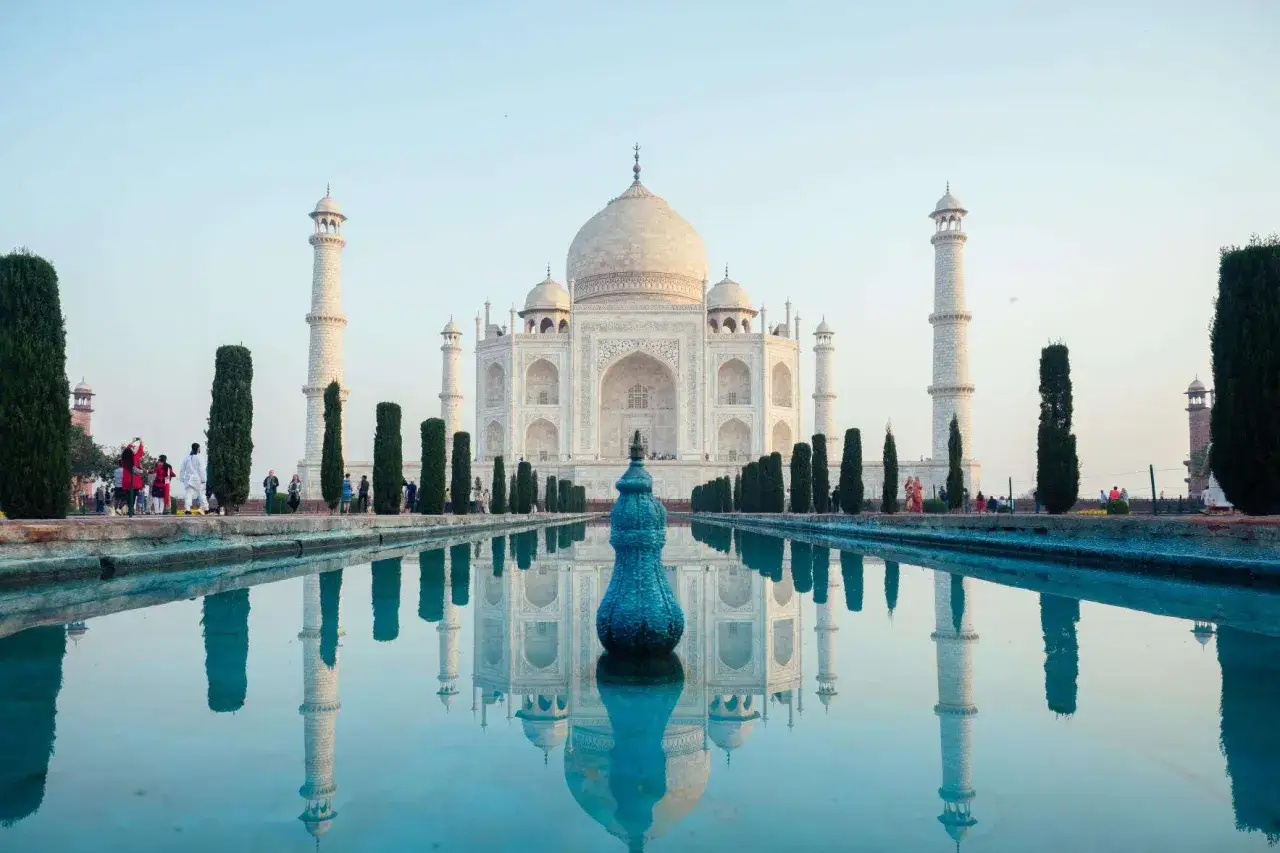 El Taj Mahal, un mausoleo de m&aacute;rmol blanco, se refleja en un estanque sereno. Descubre curiosidades del Taj Mahal.