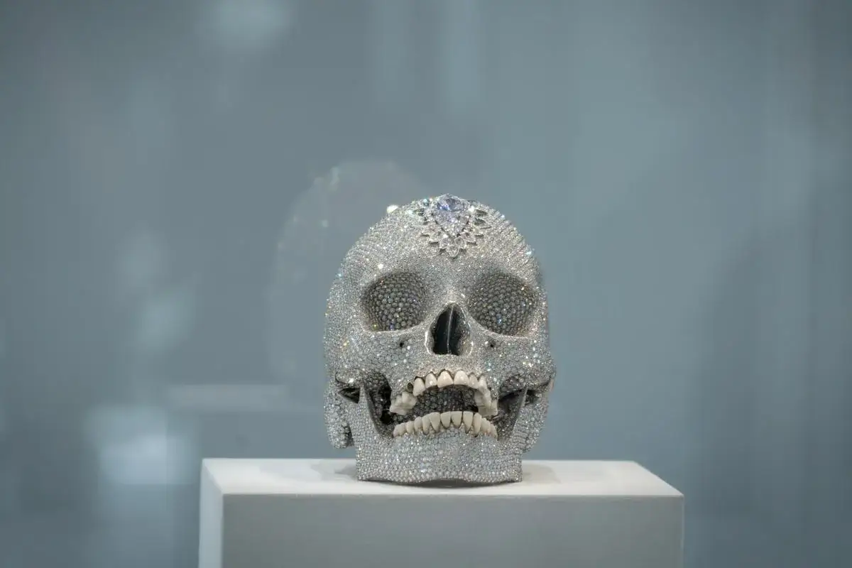 Cr&aacute;neo cubierto de diamantes, &iexcl;por el amor de dios!, con un gran diamante en la frente.
