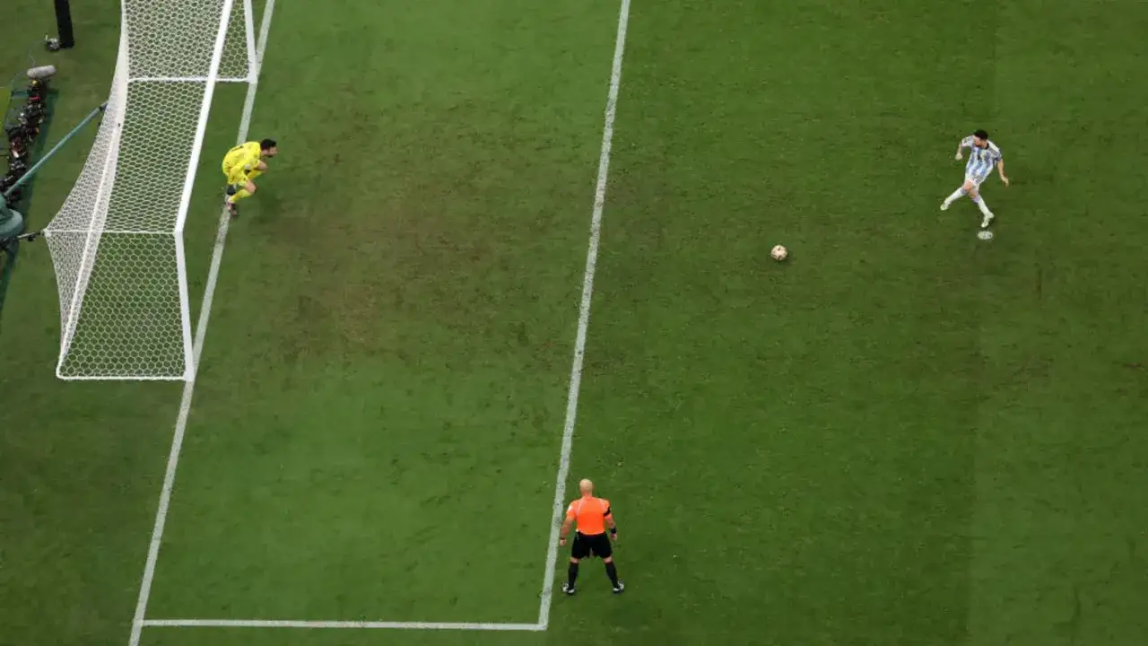 Jugador listo para el penalti, portero en posición. Guía rápida del instant game de penaltis para principiantes.