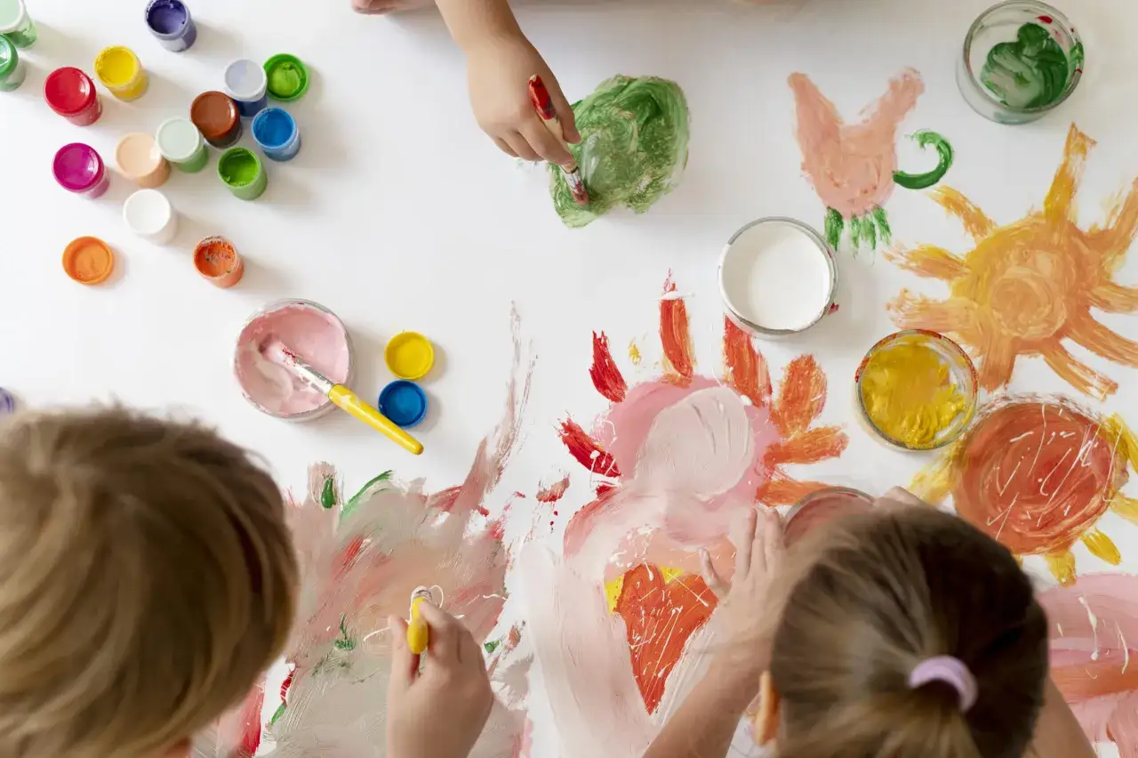 Ni&ntilde;os pintando con acuarelas y pinceles. Un sol y un conejo en proceso. &iexcl;Diversi&oacute;n con juegos de dibujar para ni&ntilde;os!