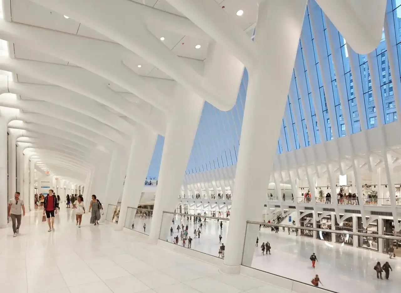 El Oculus de Nueva York, obra maestra del arquitecto Santiago Calatrava, deslumbra con sus arcos blancos y luz natural.