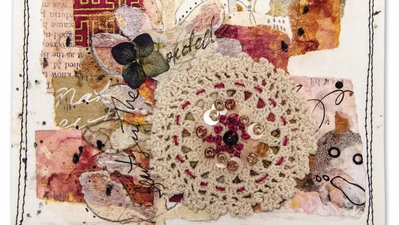 Collage con flor de ganchillo, lentejuelas y flor seca. Inspiraci&oacute;n para tus ideas para hacer collages con texturas y elementos mixtos.