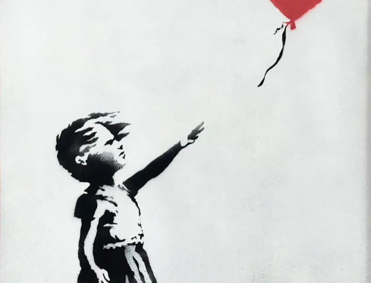 Ni&ntilde;a con globo rojo, extendiendo su mano hacia &eacute;l mientras el viento agita su cabello.