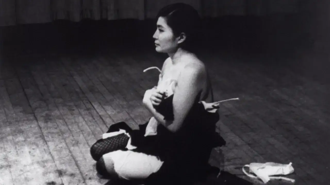 Yoko Ono, en el escenario, se despoja de su ropa en una performance de