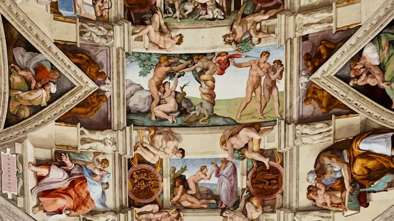 Detalle del techo de la Capilla Sixtina, obra maestra de qui&eacute;n pint&oacute; la capilla sixtina, con figuras b&iacute;blicas y arquitecturas fingidas.