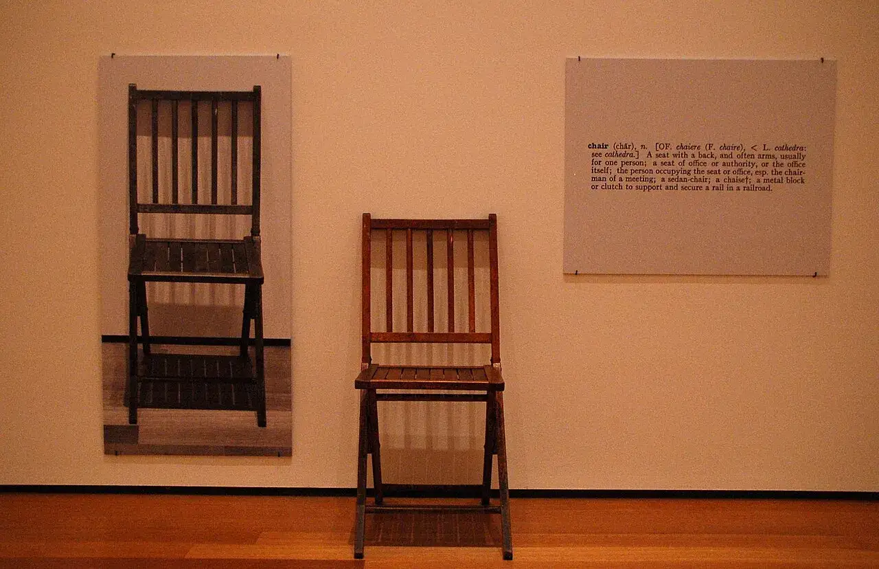 Una y tres sillas: una en foto, otra de madera y un texto que define 