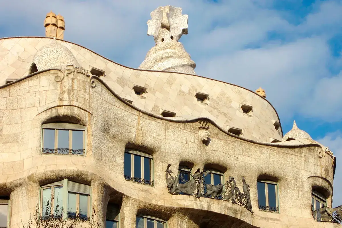 Edificio con fachada ondulada y detalles org&aacute;nicos, un ejemplo ic&oacute;nico del art nouveau.