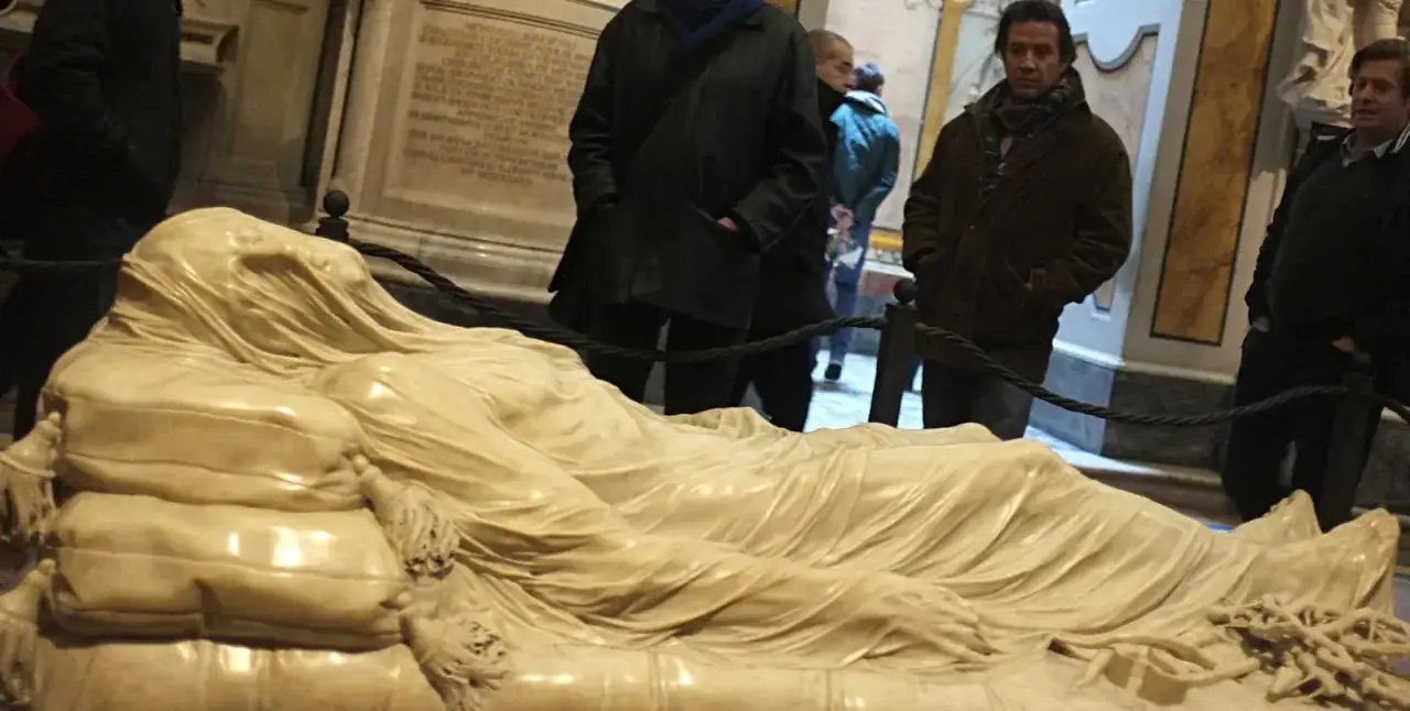El Cristo velado, una escultura de mármol que representa a Jesús cubierto por un velo transparente, inspira asombro en los visitantes.