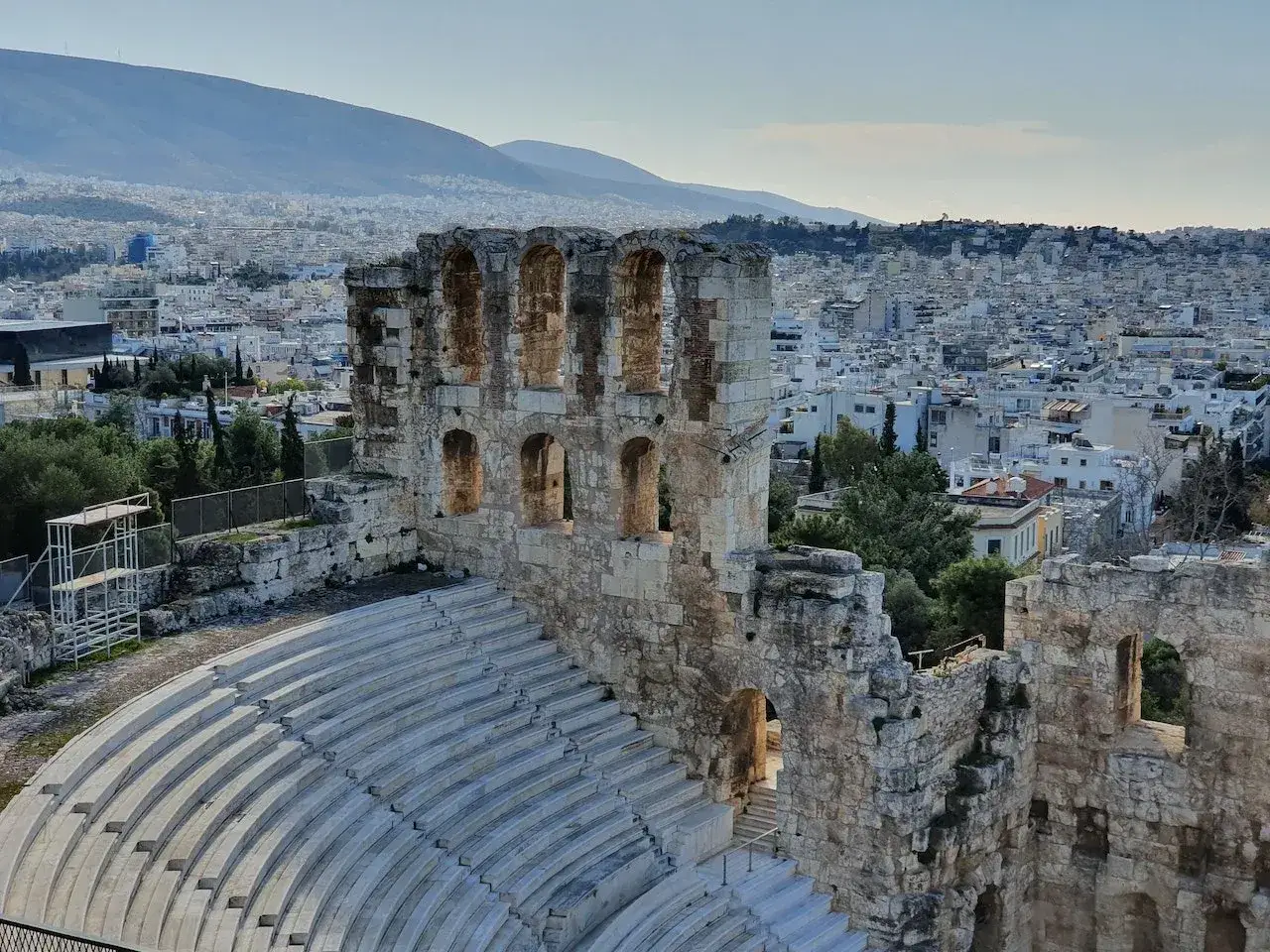 Ruinas del Ode&oacute;n de Herodes &Aacute;tico, con vistas a Atenas. El Parten&oacute;n de Atenas se alza majestuoso en la distancia.