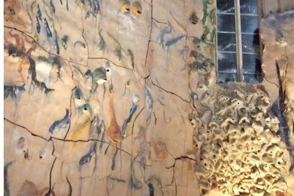 Detalle de la obra de Miquel Barcel&oacute; en La Seu, con figuras abstractas y una ventana.