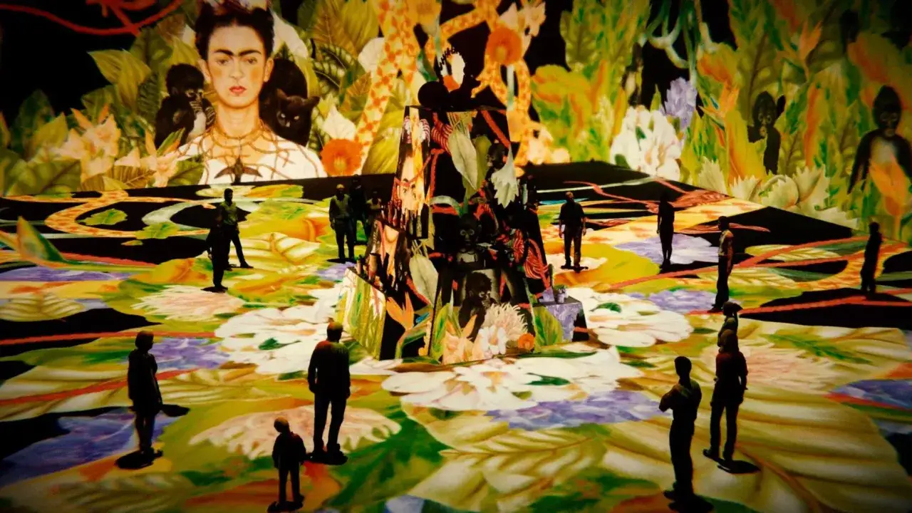 Instalaci&oacute;n inmersiva que explora la vida y obra de quien fue Frida Kahlo, con proyecciones de su rostro y arte en un entorno selv&aacute;tico.