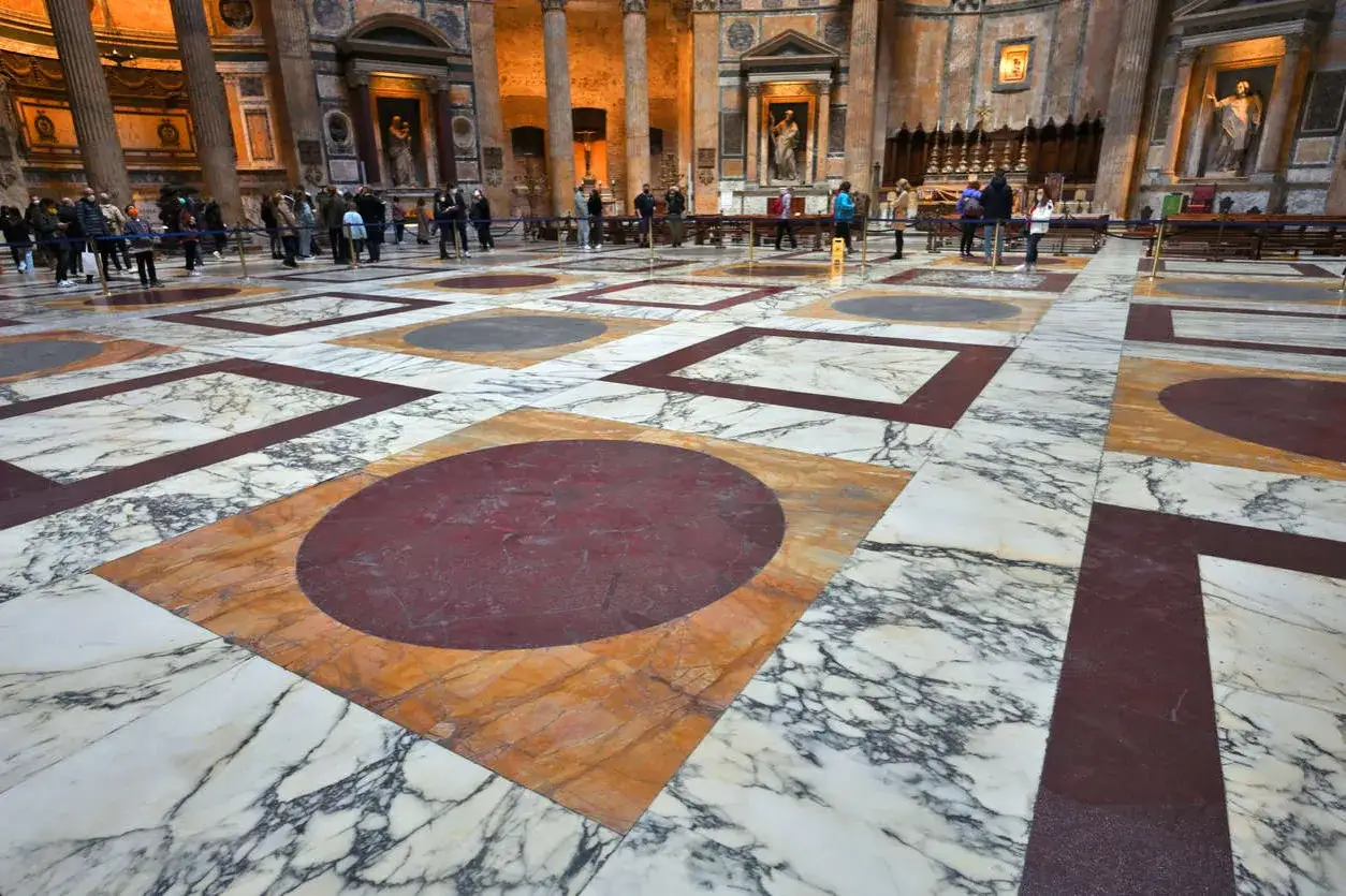 El Pante&oacute;n de Roma, con su suelo de m&aacute;rmol geom&eacute;trico, alberga las tumbas de Rafael y reyes italianos.