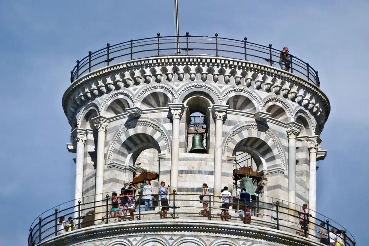 Curiosidades de la Torre de Pisa: turistas observan la campana y la arquitectura inclinada desde las galer&iacute;as.