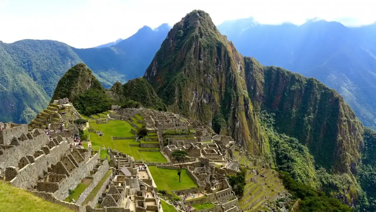 El Machu Picchu, una ciudadela inca en ruinas, se alza majestuosa entre monta&ntilde;as verdes.