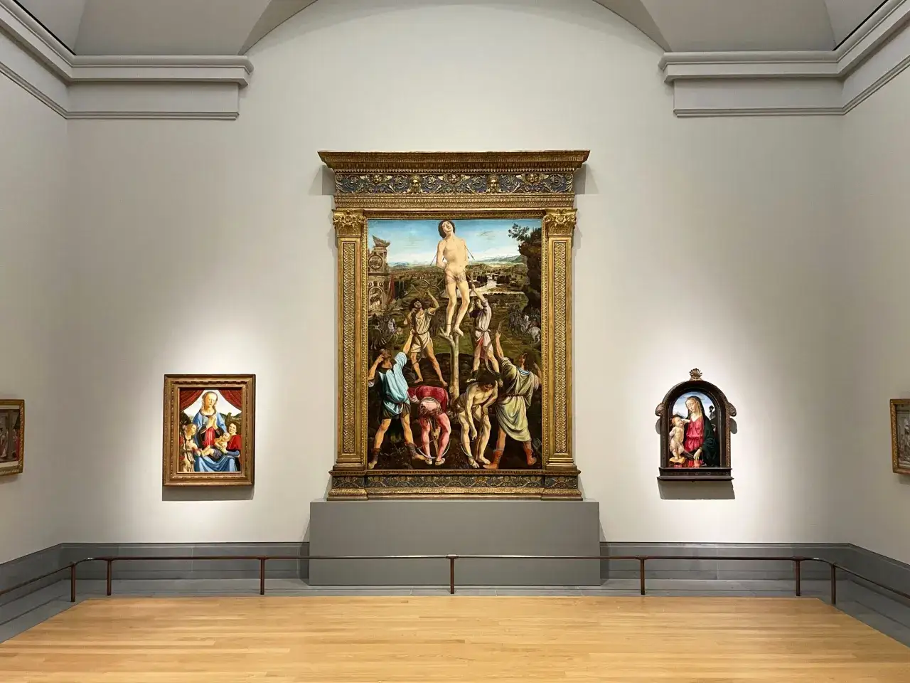 En la National Gallery, cuadros renacentistas adornan las paredes. Destaca una escena con San Sebasti&aacute;n y dos obras m&aacute;s peque&ntilde;as.