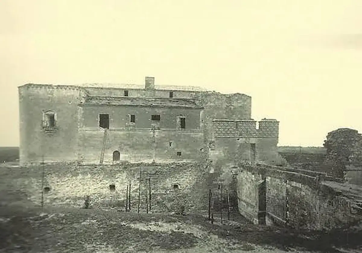 Castillo antiguo, como el de el fantasma de Canterville resumen, con muros de piedra y un puente de acceso.