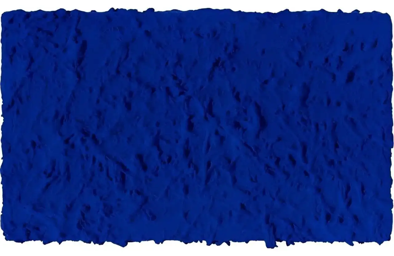 Textura rugosa de color azul intenso, evocando la simbolog&iacute;a del color azul: calma, profundidad y misterio.