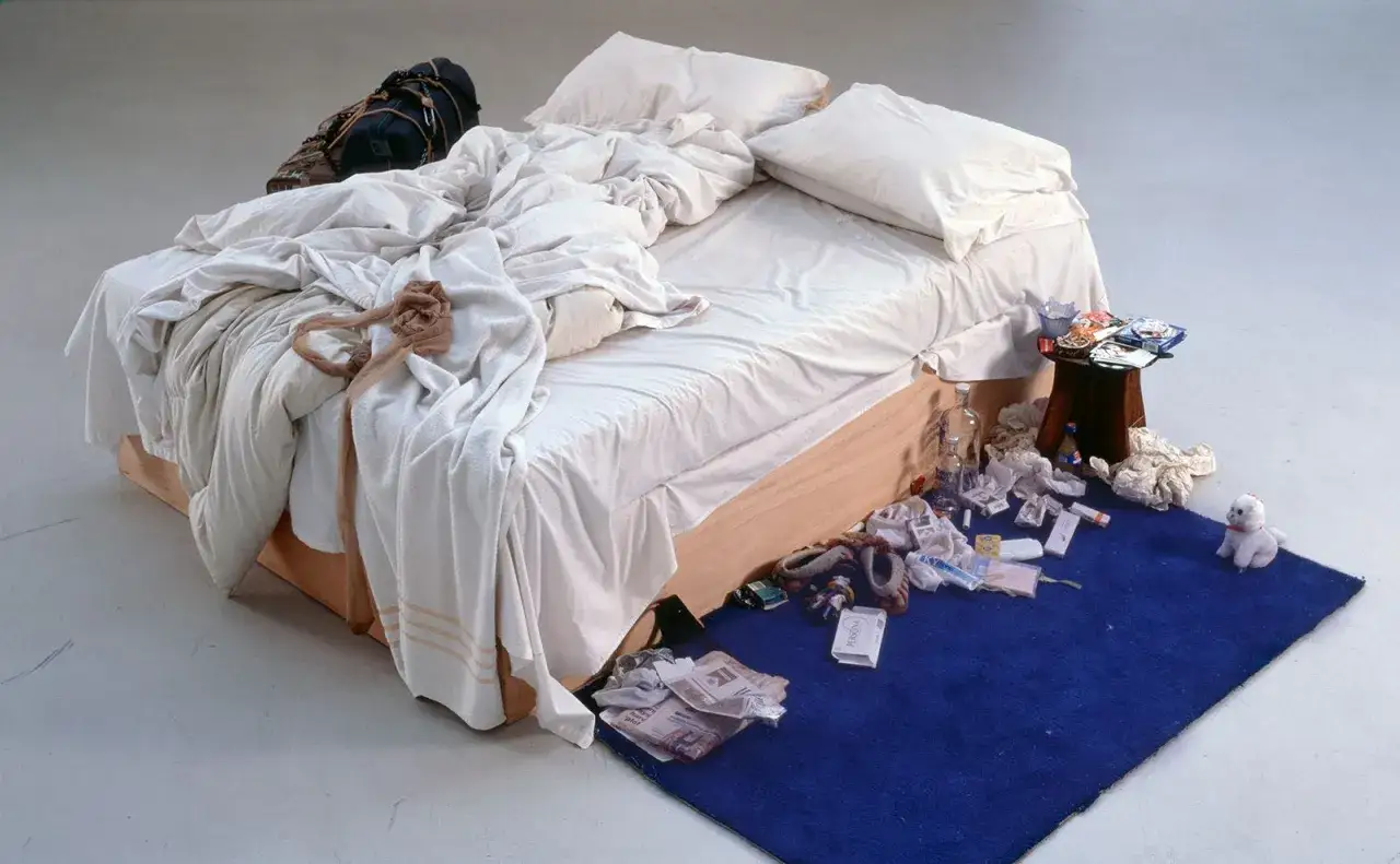La cama deshecha de Tracey Emin, con ropa, botellas y objetos personales esparcidos, evoca una noche intensa.