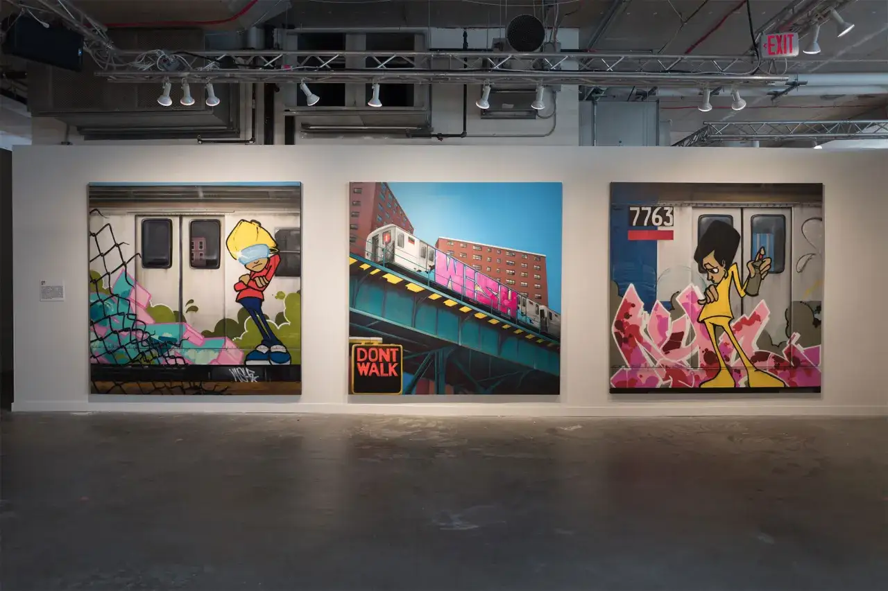 Tres lienzos que narran la historia del graffiti: un personaje con gafas de sol, un tren en un puente y otro personaje con un spray.
